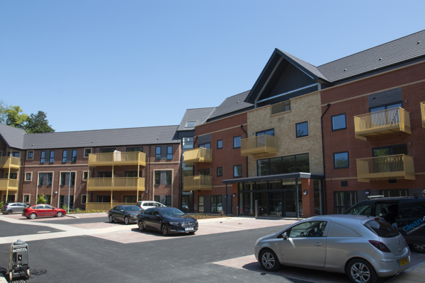  Park Gardens exterior photo of building and car park