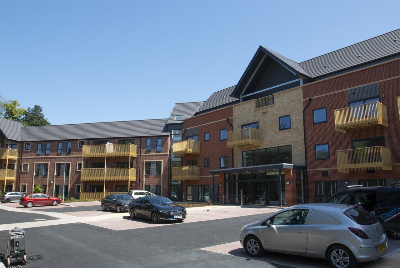  Park Gardens exterior photo of building and car park