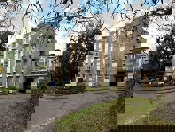 Malmesbury Court 002