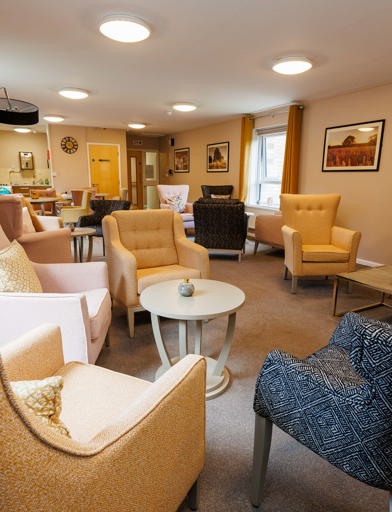 Communal armchairs and coffee tables 