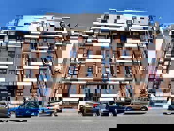 Outside the main entrance of Alexandra Court