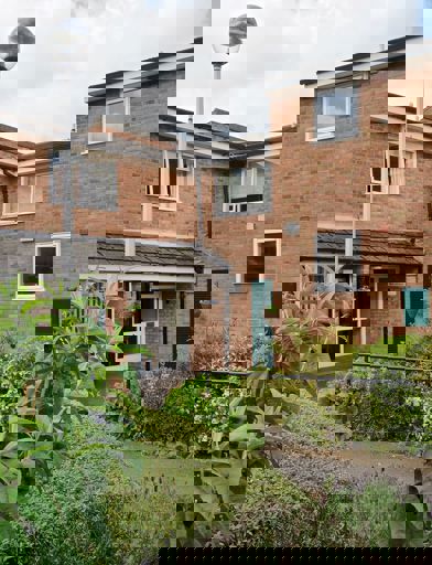 Ronald West Court Le11 011 