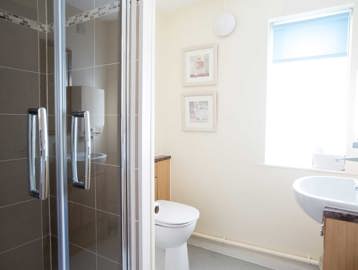 Craddock Court Apartment Bathroom