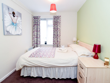 Double bed with side tables and lamps in the guest room