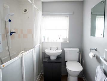 Lynam Court Apartment Bathroom