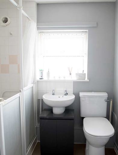 Lynam Court Apartment Bathroom