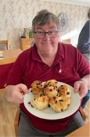 A person holding a plate of food
AI-generated content may be incorrect.