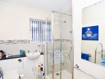 Hurst Court Apartment Bathroom