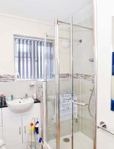 Hurst Court Apartment Bathroom 