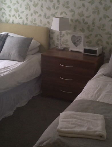 Bedroom with two single beds 