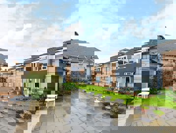 Courtyard with patio area and seating at Shearman Court