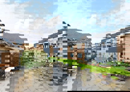 Courtyard with patio area and seating at Shearman Court