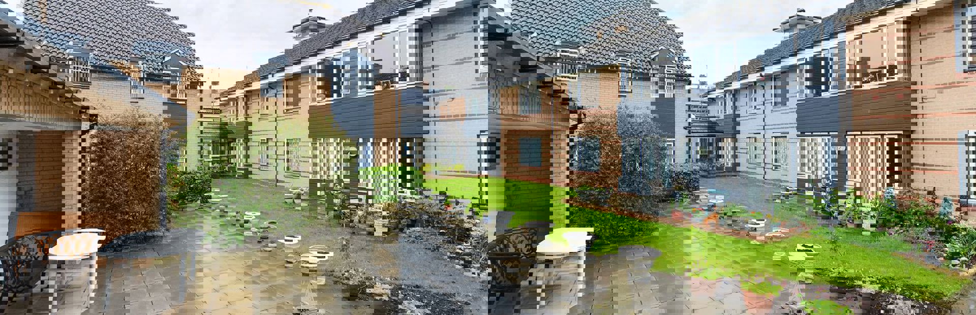 Courtyard with patio area and seating at Shearman Court