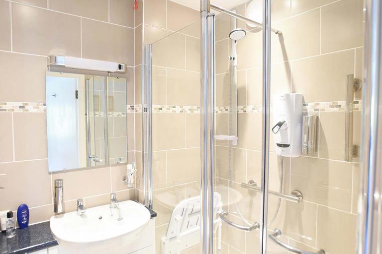 Bromfield Court Apartment Bathroom