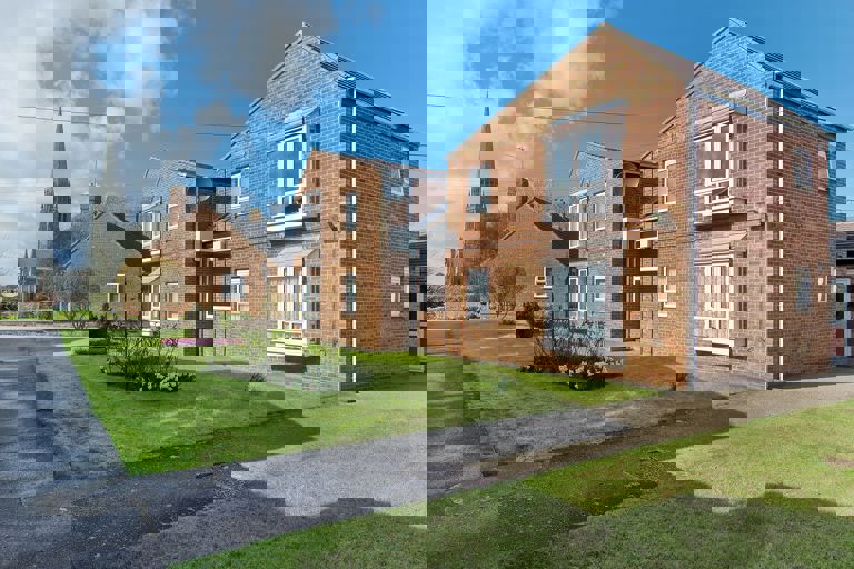 2204 Singleton Court 002