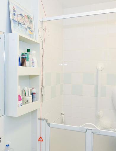 An accessible bathroom in an apartment 