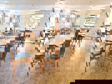 On-site cafe/ bistro with dining area