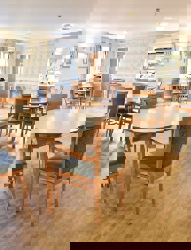 On-site cafe/ bistro with dining area