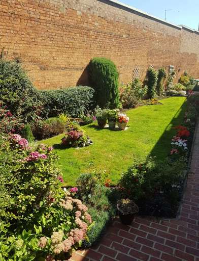 Amos Court Garden 1597670978 18130199247 