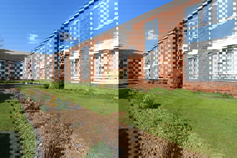 2425 Newport Court 002
