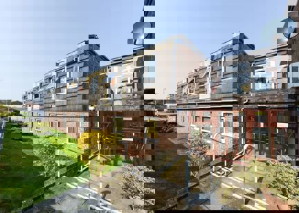 Ellis Gordon Court 001