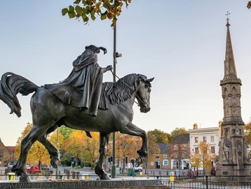 The sculpture Banbury Cross At Sunrise In Autumn by Tim Gainey in the local area to Amos Court