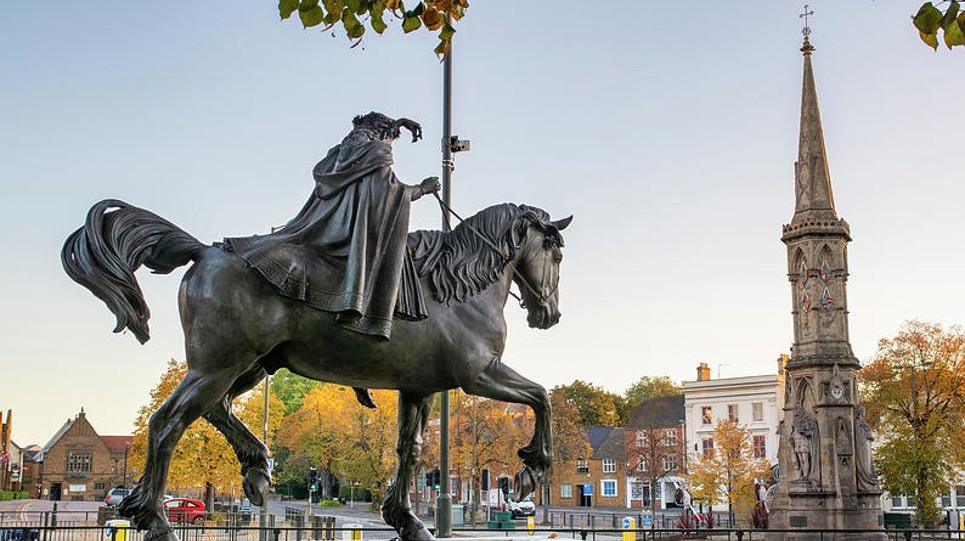 Banbury Cross At Sunrise In Autumn Tim Gainey