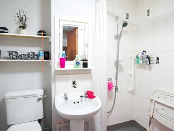 Brian Cummings Court Apartment Bathroom