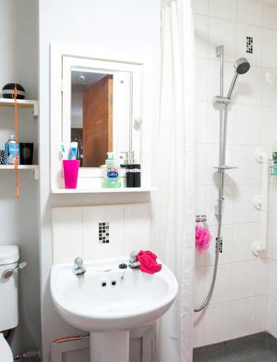 Brian Cummings Court Apartment Bathroom 