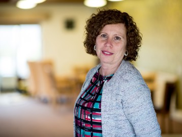 A female Housing 21 colleague working at Avril Court