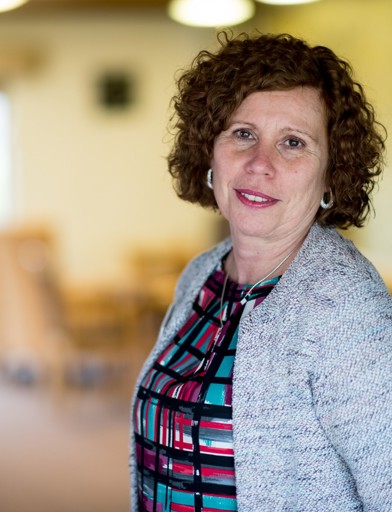 A female Housing 21 colleague working at Avril Court