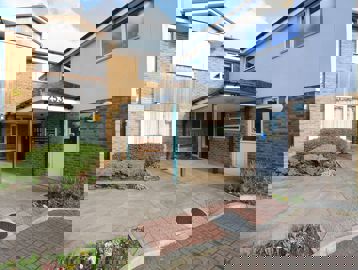 Lordship Court 001