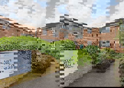 Ronald West Court Le11 01