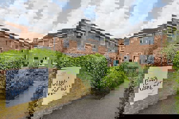 Ronald West Court Le11 01