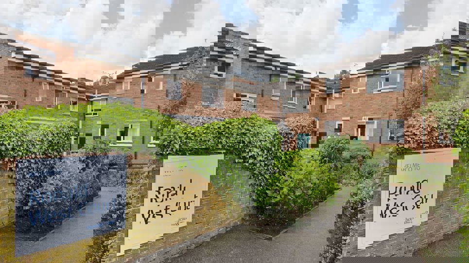 Ronald West Court Le11 01