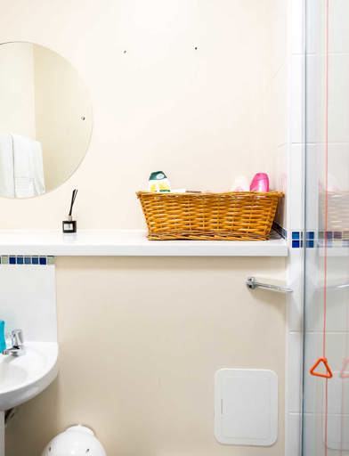 Banks Court Accessible Bathroom 