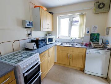 Communal kitchen with oven, dishwasher, sink, microwaves and toaster