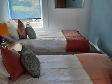 Guest room with twin beds at Amos Court