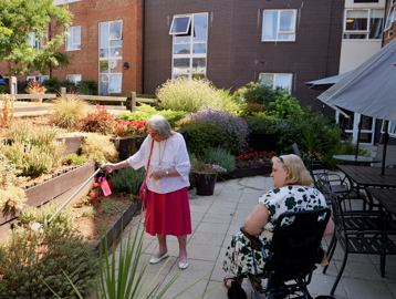 Residents In Garden at Lea Springs