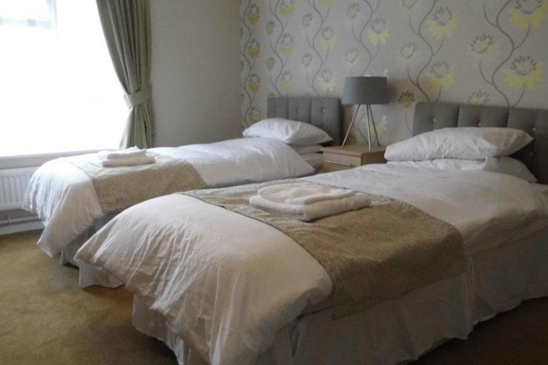 The guest room with two single beds at Absalom Court
