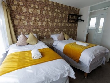 Guest room with twin beds