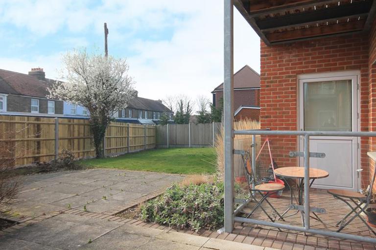 2415 Crispe House 005