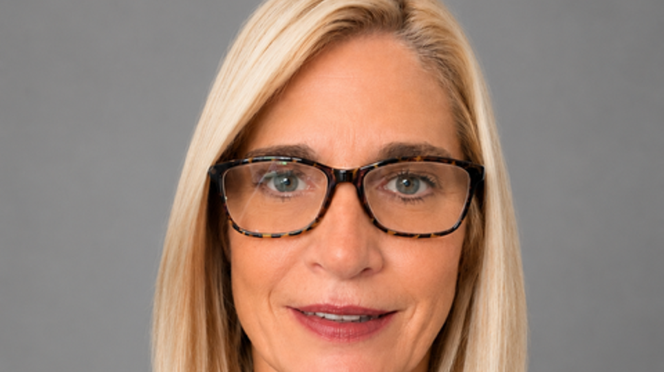 A headshot of a smiling woman 