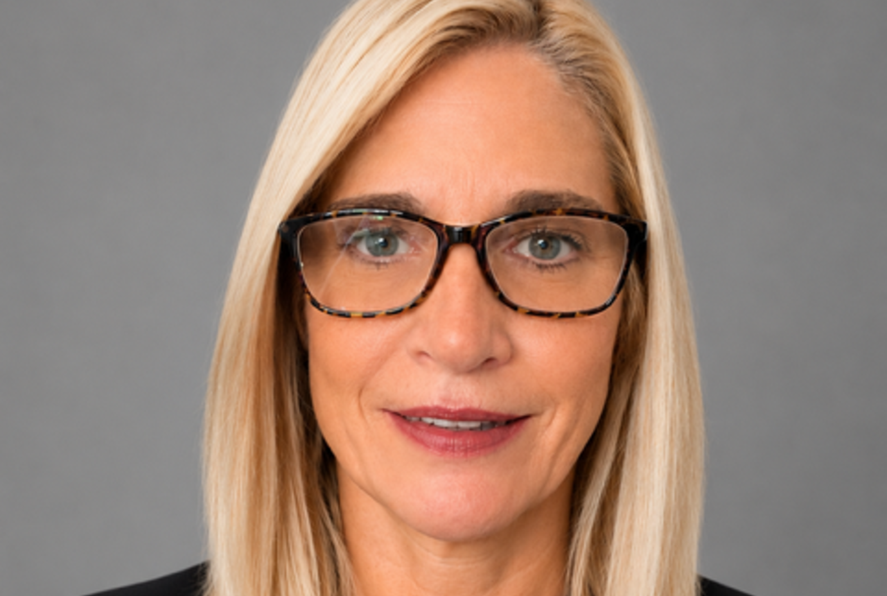 A headshot of a smiling woman 