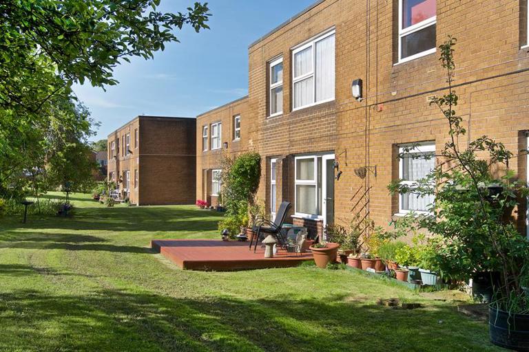 2501 Hargreaves Court 002