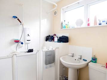 Lord Cromwell Court Apartment Bathroom