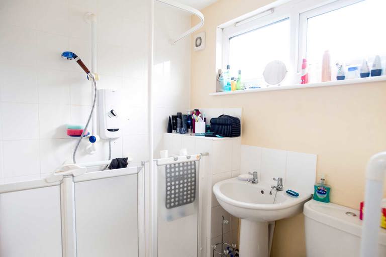 Lord Cromwell Court Apartment Bathroom