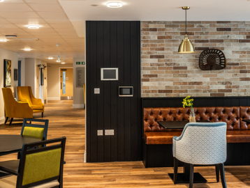 Communal dinging space with modern decor