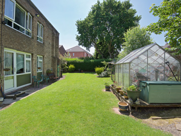 Lord Kitchener Court M33 06